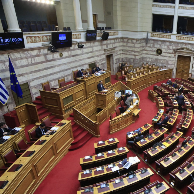 Βουλή: «Πέρασαν» με ονομαστική ψηφοφορία οι διατάξεις για τα ταξί