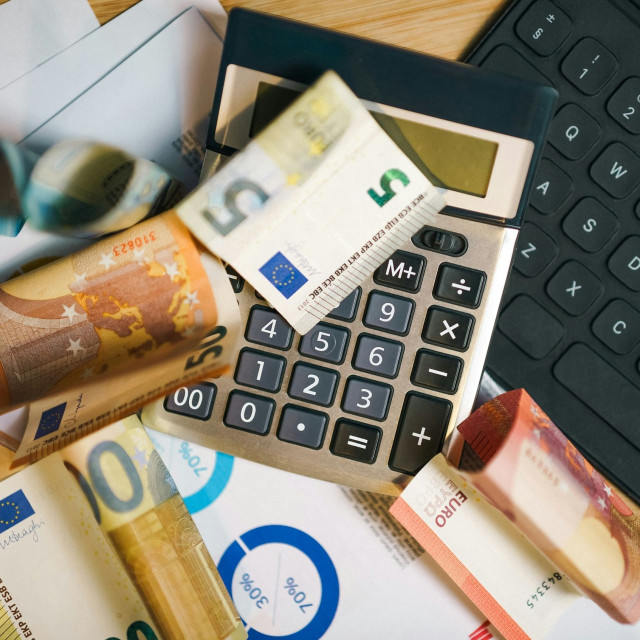 Δώρο Πάσχα 2026: Μέχρι πότε πρέπει να καταβληθεί - Πώς θα το υπολογίσετε