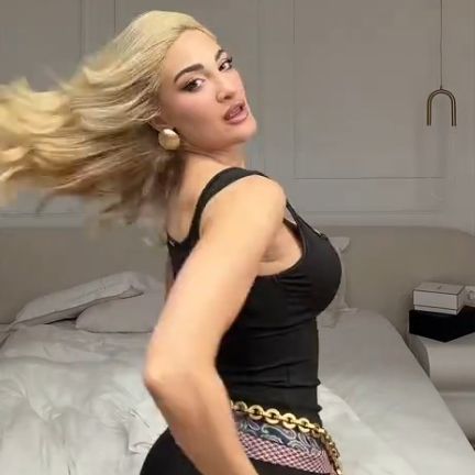 Ιωάννα Τούνη: Το βίντεο για τη ζωή της στα 32 και τα «επιτεύγματα» που δίχασαν