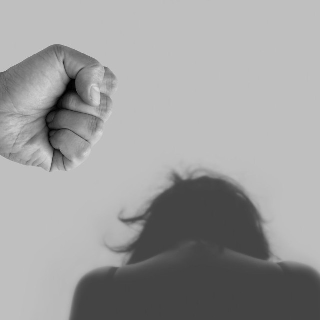 Ρέθυμνο: Απείλησε τη γυναίκα του με μαχαίρι και παρενέβη ο ανήλικος γιος τους