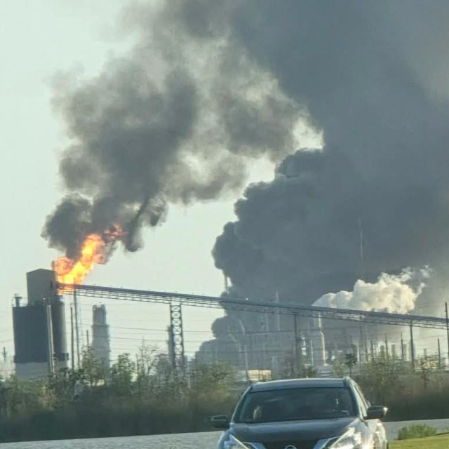 ΗΠΑ: Ισχυρή έκρηξη και φωτιά σε διυλιστήριο στο Πορτ Άρθουρ του Τέξας