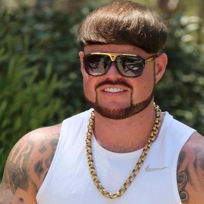 Ibiza Final Boss: H viral φιγούρα δέχθηκε επίθεση από 4 μασκοφόρους σε παμπ