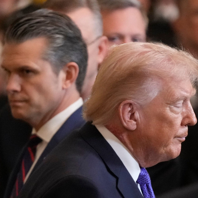 Αμήχανη στιγμή: Όταν ο Τραμπ έδειξε τον Χέγκσεθ για την επίθεση στο Ιράν