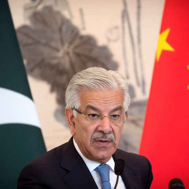 Ο υπουργός Άμυνας του Πακιστάν ειρωνεύεται τις ΗΠΑ και τον Τραμπ για τα Στενά του Ορμούζ