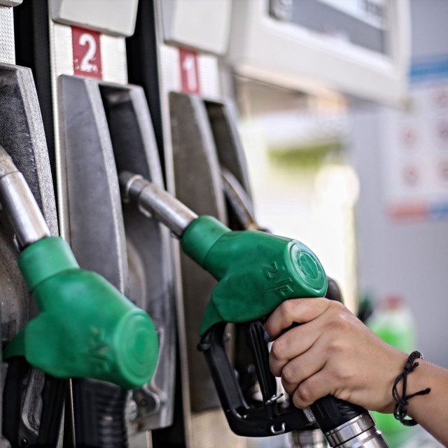 Fuel pass 2026: Τα εισοδηματικά κριτήρια - Τι δικαιούστε με ψηφιακή κάρτα και τι με κατάθεση σε iban