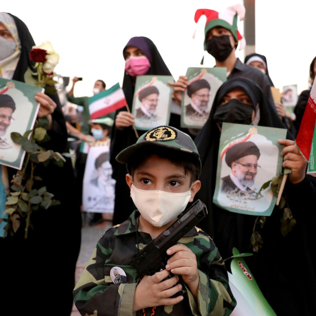 Οι Φρουροί της Επανάστασης στρατολογούν 12χρονα παιδιά για βοηθητικούς ρόλους στον ιρανικό στρατό