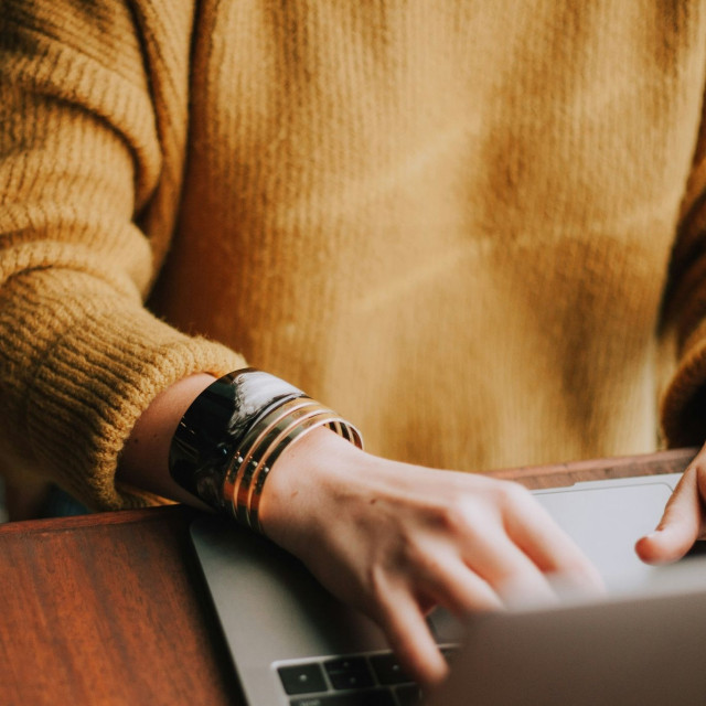 Κατώτατος μισθός: Οι πρώτες αντιδράσεις κομμάτων και φορέων της αγοράς