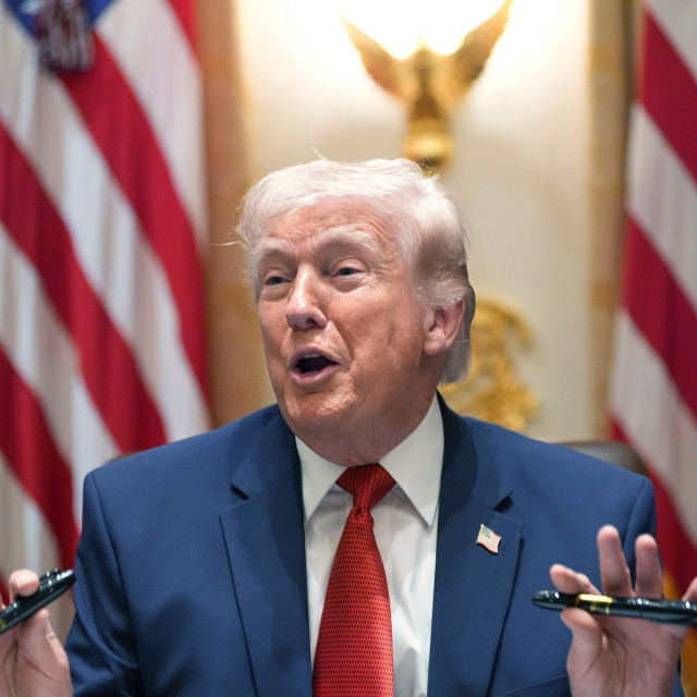 Νέα επίθεση Τραμπ στο Λονδίνο: Αποκαλεί «παιχνίδια» τα βρετανικά αεροπλανοφόρα των 70.000 τόνων