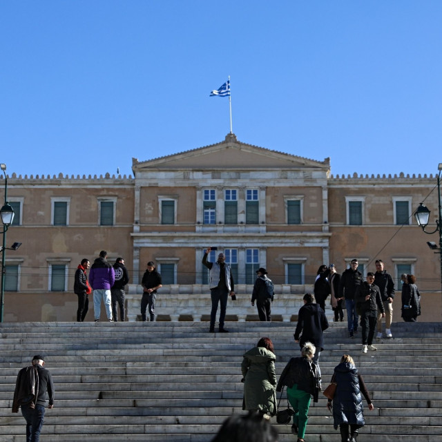 Νέος κατώτατος μισθός: Ποιοι θα δουν αυξήσεις - Τα 24 επιδόματα που «φουσκώνουν»