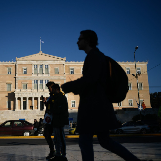 Αύξηση κατώτατου μισθού στα €920: Ποια επιδόματα συμπαρασύρονται