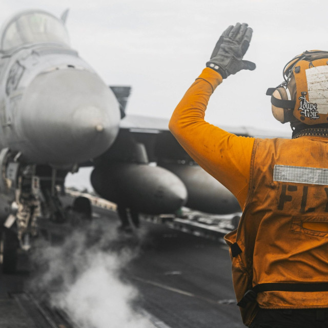 Εντυπωσιακές εικόνες: Πύραυλος εδάφους-αέρος εκρήγνυται κοντά στην ουρά ενός F/A-18E Super Hornet