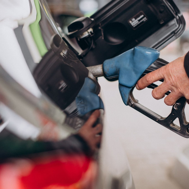 Καύσιμα: Πλαφόν στις τιμές θέτει η Πολωνία – Μέτρα για τον περιορισμό των αυξήσεων ψήφισε η Γερμανία