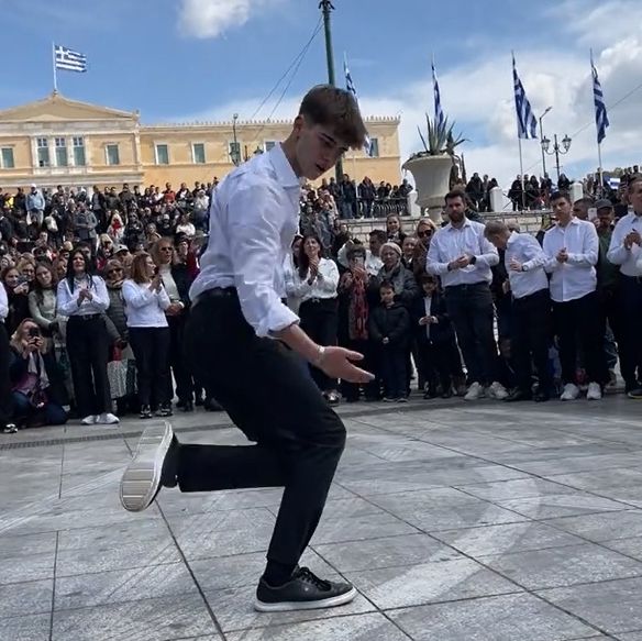 Το viral ζεϊμπέκικο στο Σύνταγμα: Ο νεαρός που «έκλεψε» την παράσταση - Δείτε βίντεο