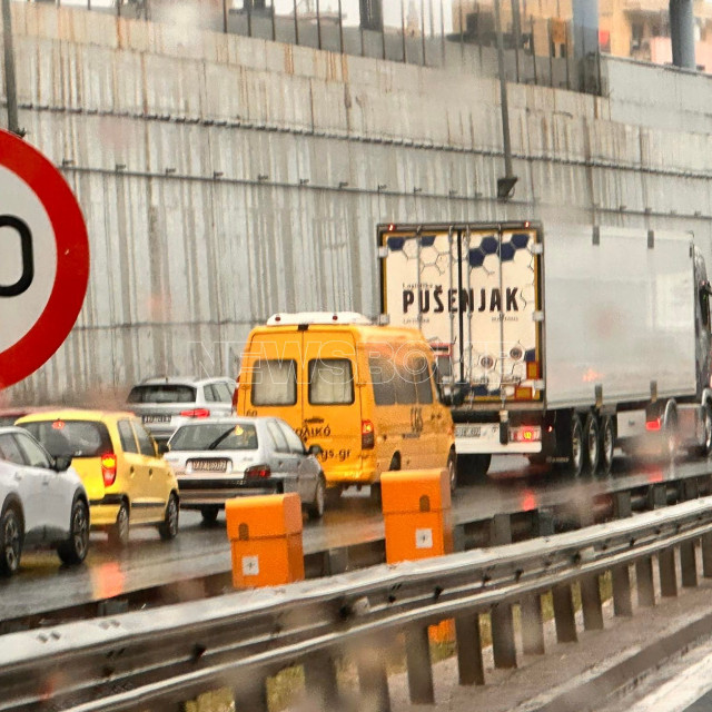 Κίνηση τώρα: Ώρα αιχμής και βροχή έχουν προκαλέσει «έμφραγμα» στους δρόμους