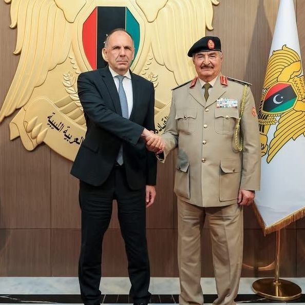 Συνάντηση Γεραπετρίτη με τον στρατάρχη Χαφτάρ στη Βεγγάζη – Στο επίκεντρο μεταναστευτικό και ΑΟΖ
