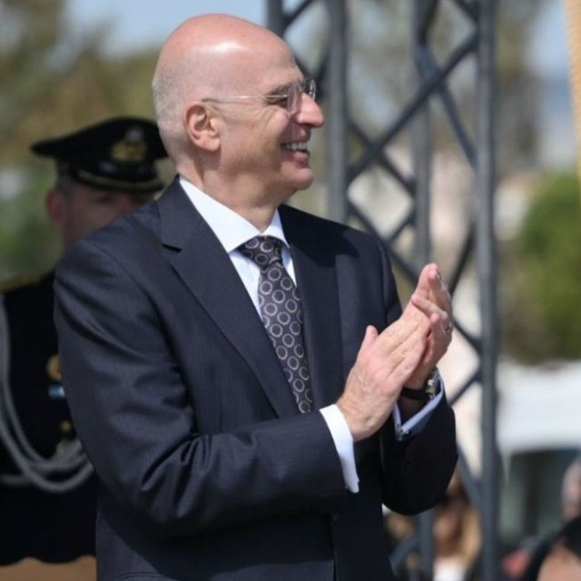 Ο Δένδιας παρουσίασε με ένα εντυπωσιακό βίντεο τα νέα οπλικά συστήματα που είδαμε στην παρέλαση