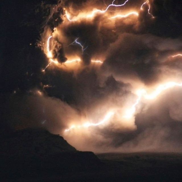 Ξύπνησε το γιγάντιο ηφαίστειο Sheveluch στην Καμτσάτκα - Σύννεφα τέφρας πάνω από οικισμούς