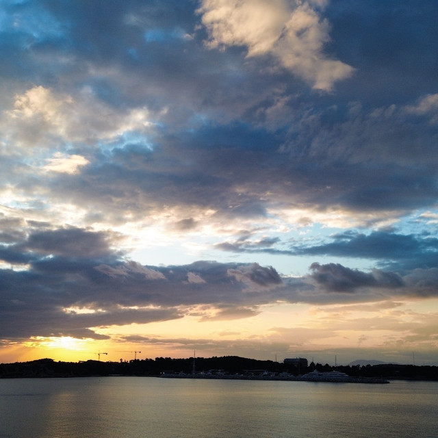 Καιρός αύριο: Σχεδόν αίθριος με τοπικές βροχές σε ορισμένες περιοχές – Σε άνοδο η θερμοκρασία