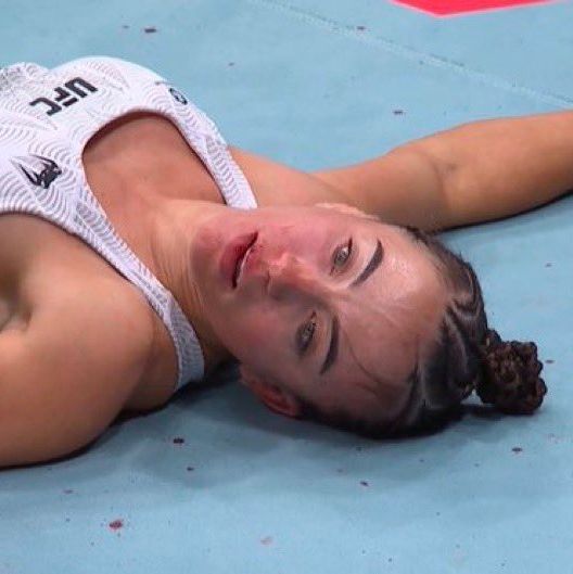 Η σοκαριστική στιγμή του πιο βίαιου νοκ-άουτ που άφησε την αθλήτρια να πνίγεται