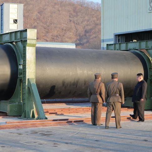 Βόρεια Κορέα: Ο Κιμ Γιονγκ Ουν στη δοκιμή κινητήρα για πύραυλο ικανό να χτυπήσει τις ΗΠΑ