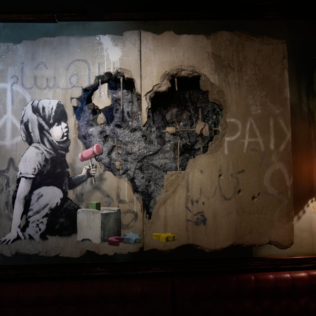 Banksy: Απέκτησε ταυτότητα και ζωή ο μυστηριώδης καλλιτέχνης - Γάμος με μόλις 100 δολάρια