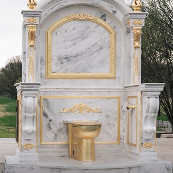 «Ένας θρόνος κατάλληλος για βασιλιά» - Έφτιαξαν γλυπτό τουαλέτας έξω από τον Λευκό Οίκο