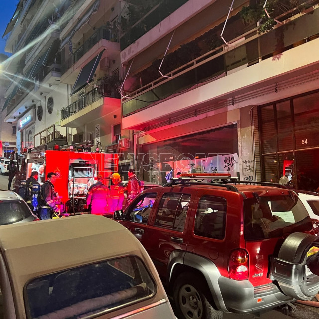 Μεγάλη φωτιά σε διαμέρισμα στου Γκύζη - Απεγκλωβίστηκε ζευγάρι ηλικιωμένων