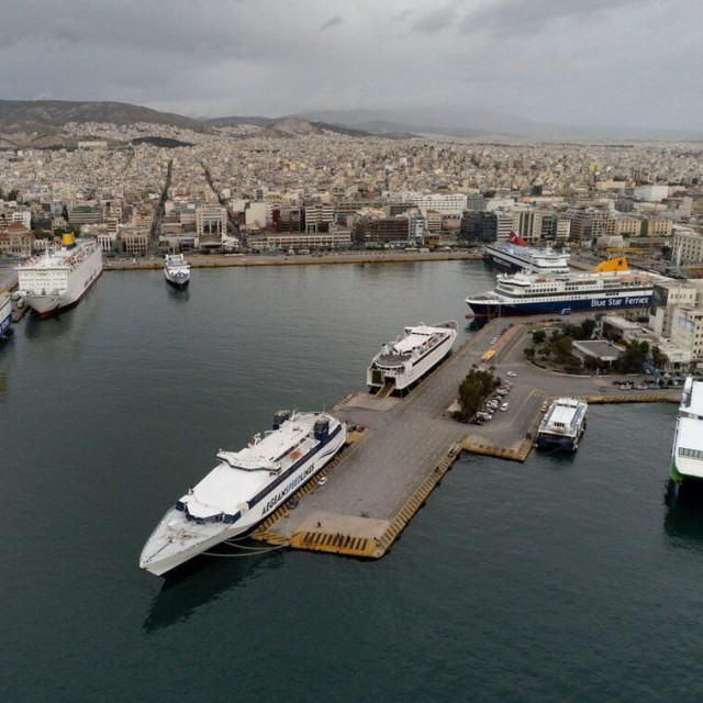 Το λιμάνι του Πειραιά, πλοία