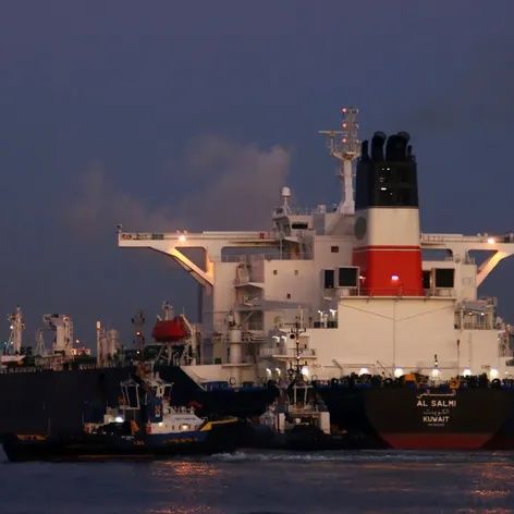 Ντουμπάι: Πλήγμα σε τάνκερ κοντά στο Στενό του Ορμούζ – Στις φλόγες το πλοίο, φόβοι για ρύπανση