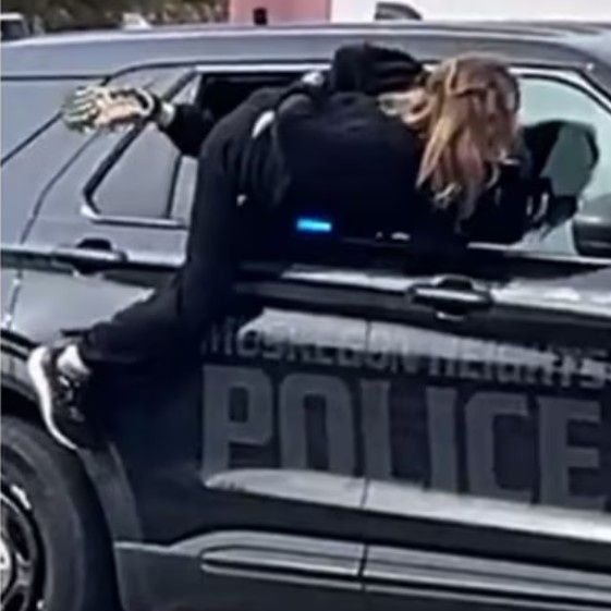 Απίστευτη απόδραση στο Μίσιγκαν - Kρατούμενη δραπετεύει από το μισάνοιχτο παράθυρο περιπολικού