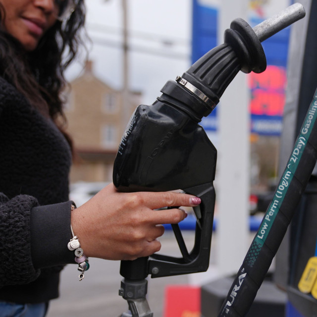 ΗΠΑ: Πάνω από τα $4 το γαλόνι οι τιμές βενζίνης, για πρώτη φορά μετά το 2022 – Στα ύψη και το diesel