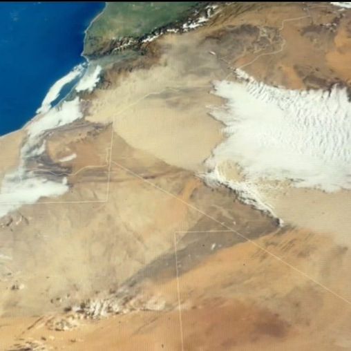 Eντυπωσιακό: Δορυφόρος καταγράφει τείχος σκόνης μήκους 2.000 χλμ να διασχίζει την έρημο Σαχάρα