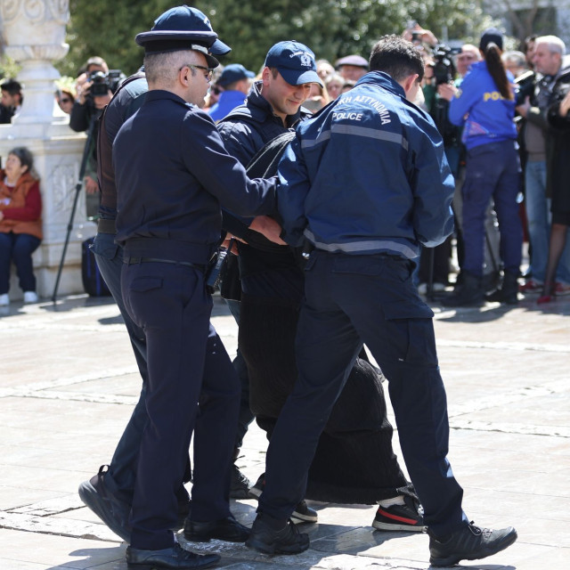 Κηδεία Μαρινέλλας: Η Ελένη Λουκά προσπάθησε να εισβάλει στη Μητρόπολη
