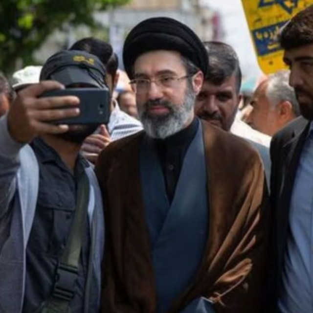 Ο Μοτζτάμπα Χαμενεΐ είναι στο Ιράν, αλλά αποφεύγει τις δημόσιες εμφανίσεις λέει ο Ρώσος πρέσβης