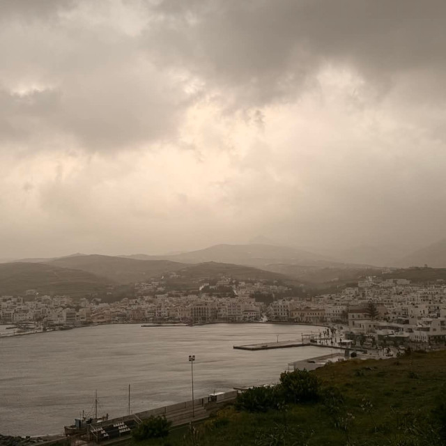 Κακοκαιρία Erminio: Αποπνικτική λόγω σκόνης η ατμόσφαιρα και στην Τήνο