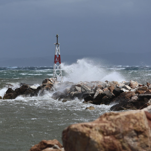 Κακοκαιρία: Αποκλεισμένη από αέρα και θάλασσα η Ρόδος λόγω των ισχυρών ανέμων