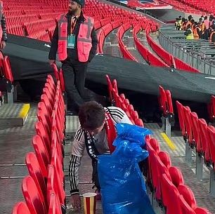 Μαθήματα οπαδικής συμπεριφοράς από Ιάπωνες στο Γουέμπλεϊ - Νίκησαν και καθάρισαν το γήπεδο