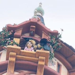 Viral βίντεο: Δύο κοράκια ξεμαλλιάζουν τη Ραπουνζέλ στην κορυφή του πύργου στο Tokyo Disney Sea