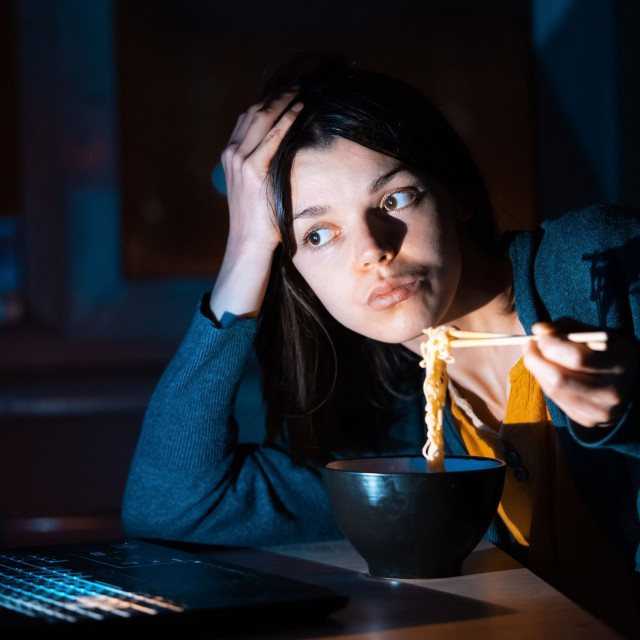 Πότε να τρώτε βραδινό για καλύτερη υγεία του εγκεφάλου, σύμφωνα με διαιτολόγους