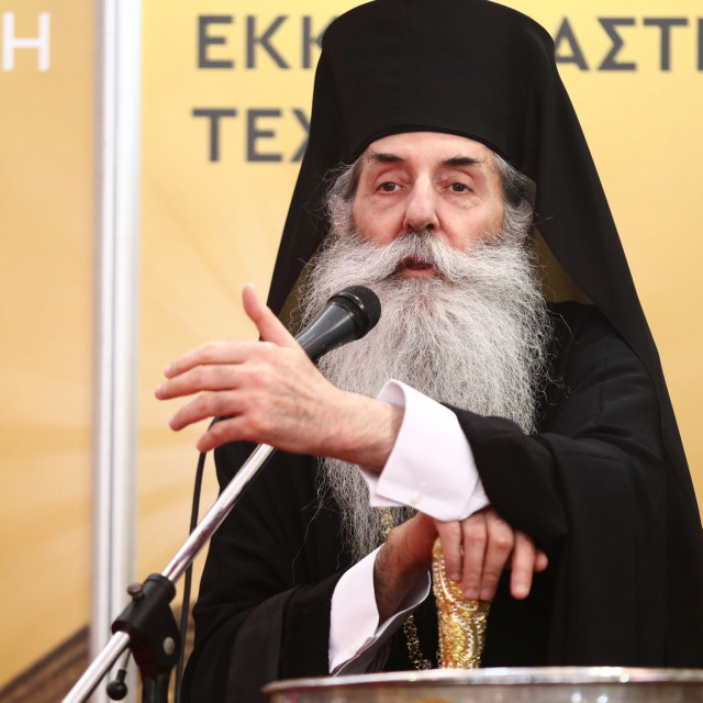 Μητροπολίτης Πειραιώς: Το Άγιο Φως δεν καίει όταν εξέρχεται του Παναγίου Τάφου