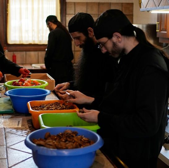 Θέλετε να υιοθετήσετε υγιεινές διατροφικές συνήθειες; Οι Έλληνες μοναχοί έχουν την απάντηση