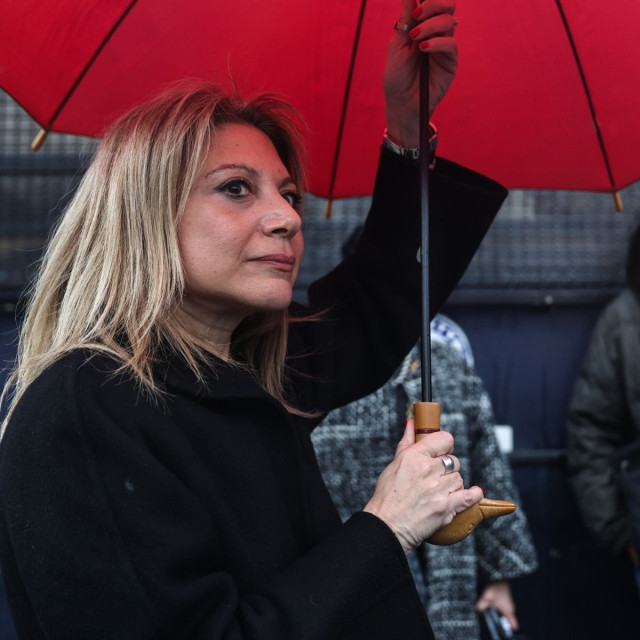 Ανορθόδοξα ξεκινάμε, κυρία Καρυστιανού