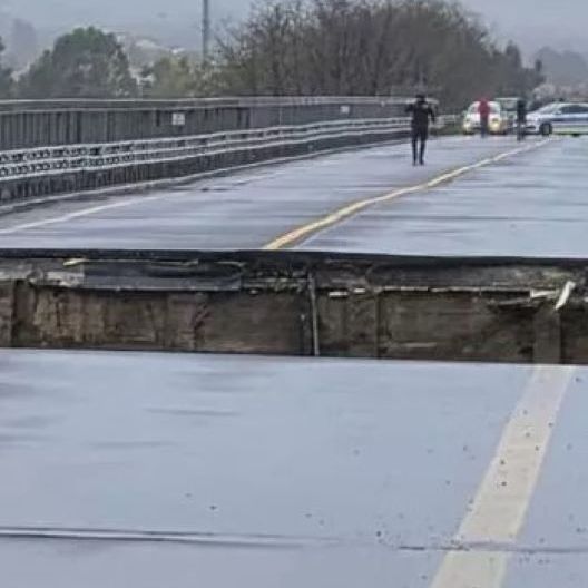 Κύμα κακοκαιρίας και πλημμύρες στην Ιταλία: Κατέρρευσε γέφυρα – Δεκάδες απεγκλωβισμοί