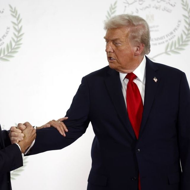 Αιχμές Μακρόν κατά Τραμπ για τα Στενά του Ορμούζ: Μη ρεαλιστικό να ανοίξουν με τη βία