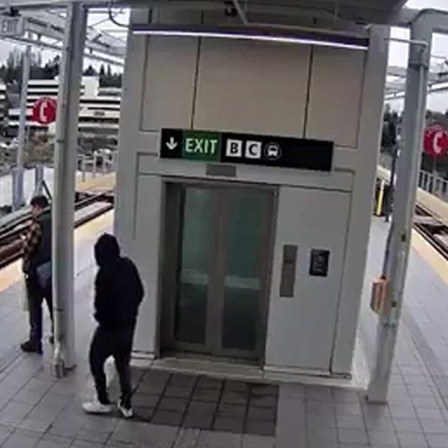 Τρομακτική στιγμή: Σπρώχνει ανυποψίαστο επιβάτη στην αποβάθρα την ώρα που πλησιάζει το τρένο