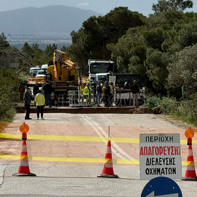 Κακοκαιρία Erminio: Άνοιξε στα δύο κεντρικός δρόμος που συνδέει τη Λ. Μαραθώνος με Καλλιτεχνούπολη