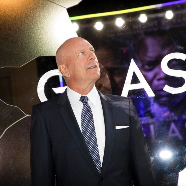 Σπάνια δημόσια έξοδος του Μπρους Γουίλις στο Λος Άντζελες ενώ παλεύει με την άνοια