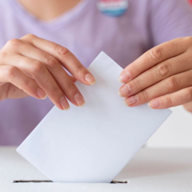 Δημοσκόπηση PULSE: Οι αμετακίνητοι, οι «κερδισμένοι», ο άγνωστος «Χ» στην τρίτη θέση