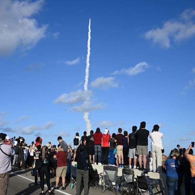 Viral η βρισιά του νεαρού που παρακολούθησε την ιστορική εκτόξευση του Artemis II σε δημοσιογράφο