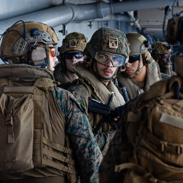 Αμερικανοί πεζοναύτες στον Περσικό - Τα δύο σχέδια εισβολής στο Ιράν που εξετάζει η Ουάσινγκτον